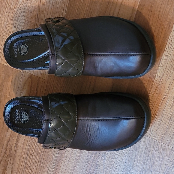 Crocs Cobbler leather/patent leather quilt strap brown heeled clogs, size 9. - Picture 1 of 10